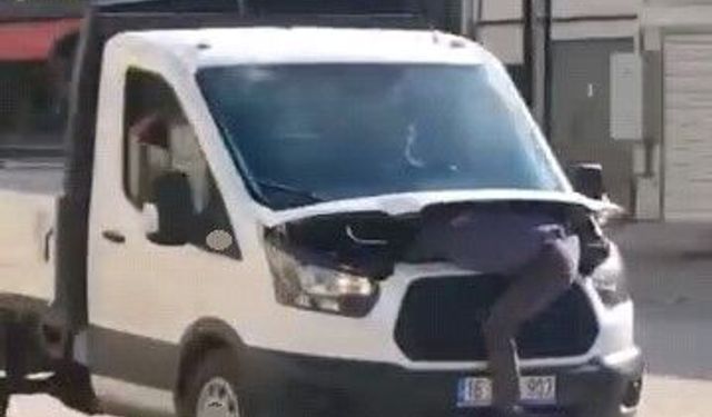 Seyir halindeki kamyonetin motorunu açıp arızayı tespit etmeye çalıştı