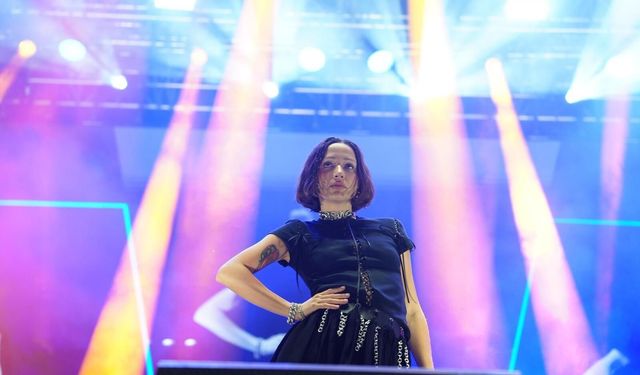 Zeynep Bastık Manisa'da sahne aldı