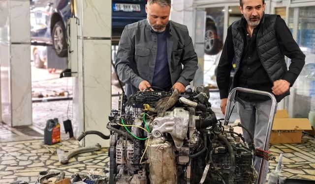 Kamyonetin motorunda giden tamirci konuştu: "Müşteriyi 40 bin liradan kurtardık"
