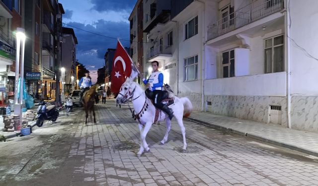 Selendi’de cirit atlı fener alayı