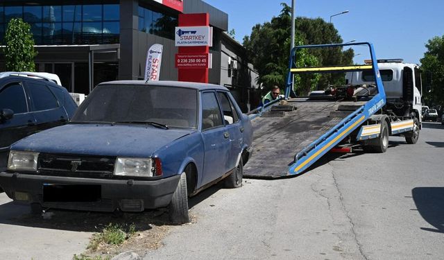 Manisa'da işgalci hurda araçlar kaldırılıyor