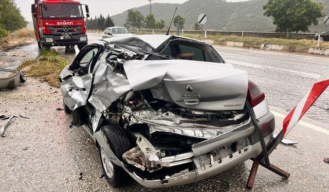 Manisa'da yol kenarındaki otomobile tır çarpıp kaçtı
