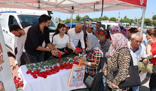 Şehzadeler Belediyesinden karanfil dağıtımı