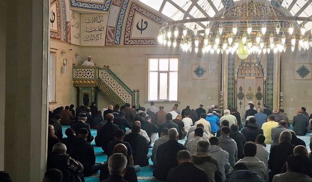 Selendi’de bayram namazında camiler doldu