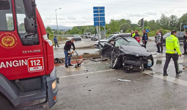 Sakarya'da otomobil, minibüs ve tır çarpıştı: 4'ü ağır 6 yaralı