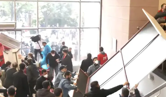 Polis CHP binasının kapısını kırdı