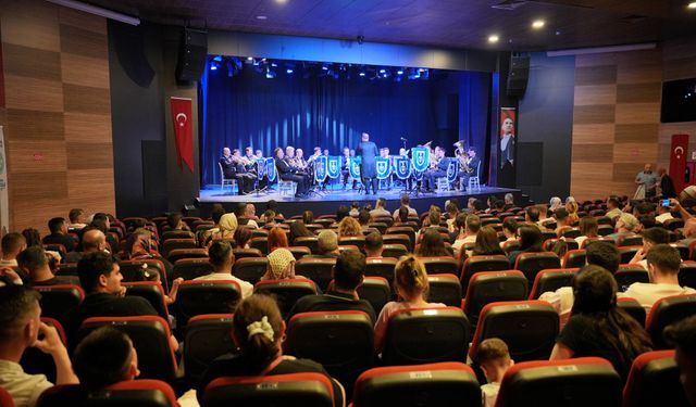 Hava Eğitim Komutanlığı Bandosu Manisalıları mest etti