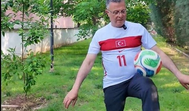 Başkan Öküzcüoğlu top sektirdi, milli takıma moral verdi