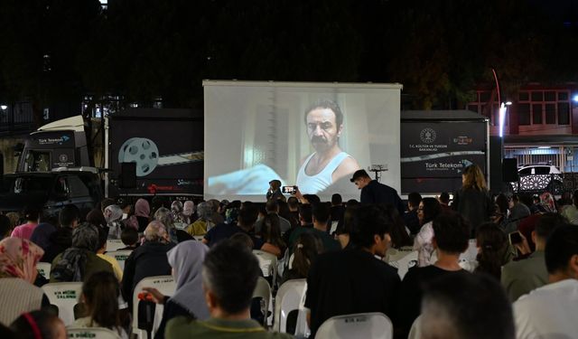 Manisa'da 'Gezen Sinema Tırı' coşkusu