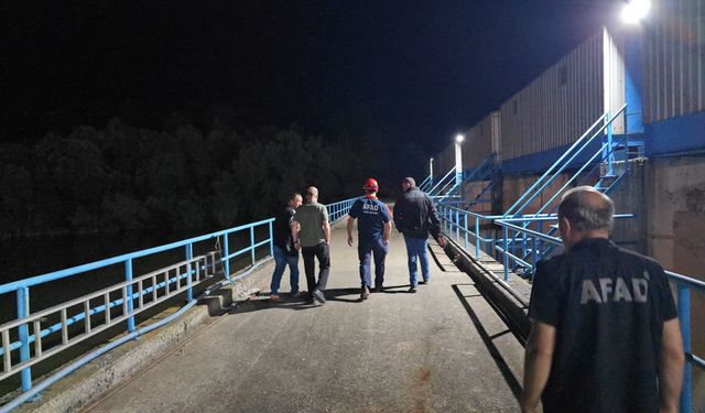 CHP'li başkan yardımcısı  ihtiyaç molası verdiği yerde Filyos Çayı'na düşerek kayboldu.