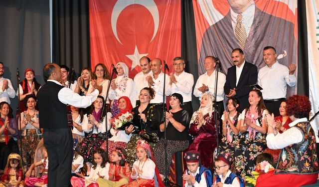 İlçe protokolünden konserde canlı performans sürprizi