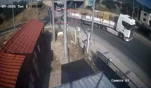 İzmir’de otomobil tıra böyle saplandı: Otomobil sürücüsü hayatını kaybetti