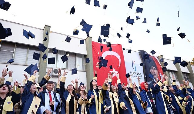 MCBÜ'de binlerce genç geleceğe kep attı