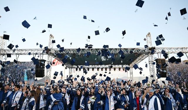 CBÜ İİBF ve Teknoloji Fakültesinde mezuniyet sevinci