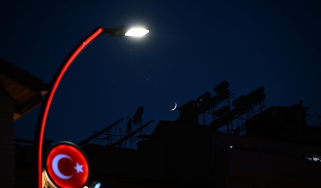 Demirci semalarında mest eden görüntü: Hilal ve yıldız yan yana