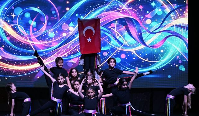 Manisa Büyükşehir'in minikleri yıl sonu gösterisinde alkış topladı