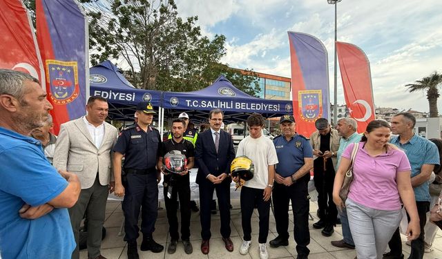 Salihli'de motosiklet sürücülerine kask dağıtıldı