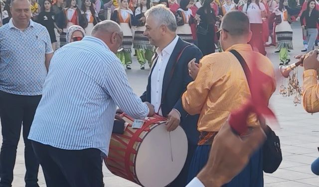 Federasyonu Başkanı Manisa’da davul çaldı bahşiş topladı
