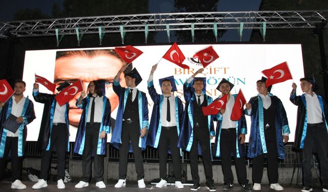 Salihli Anadolu Lisesi'nde mezuniyet coşkusu
