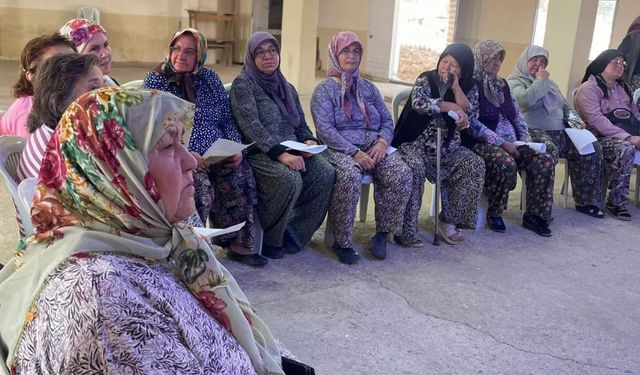 Salihli’nin tarihi köyündeki kadınlar ceviz reçeli yapımını öğrendi