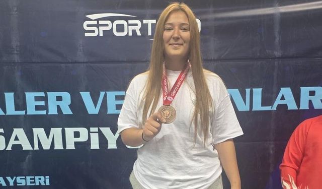 Manisalı Boksör Doğa Tezcan Türkiye üçüncüsü oldu