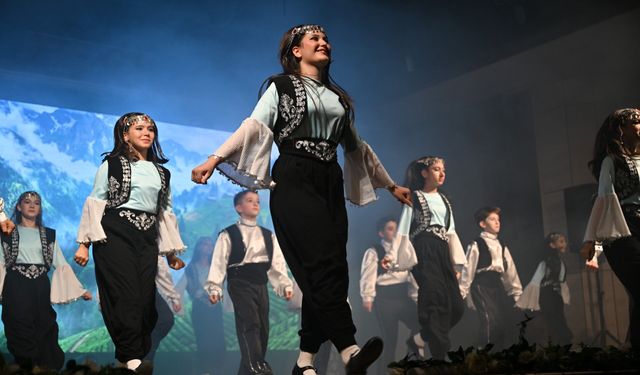 Halk dansları gala gecesi büyüledi