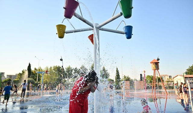 Manisalı çocuklara sulu karne hediyesi