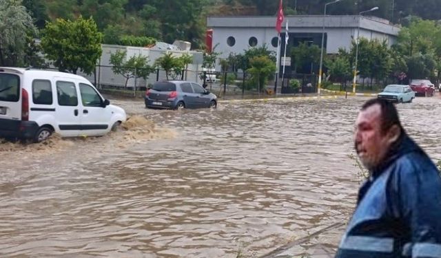 Salihli’yi sağanak vurdu, çok sayıda ev ve iş yeri su altında kaldı