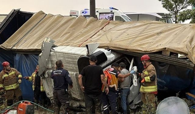 Manisa'da zincirleme kaza; 2 ölü, 4 yaralı