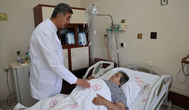 Yaşlı kadının karnından 40 kilogram  kitle çıkarıldı