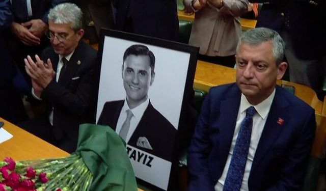 Özgür Özel grup toplantısında Ferdi Zeyrek'in resminin yanında oturdu