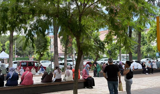 Manisa'da veliler çocuklarını LGS'de yalnız bırakmadı