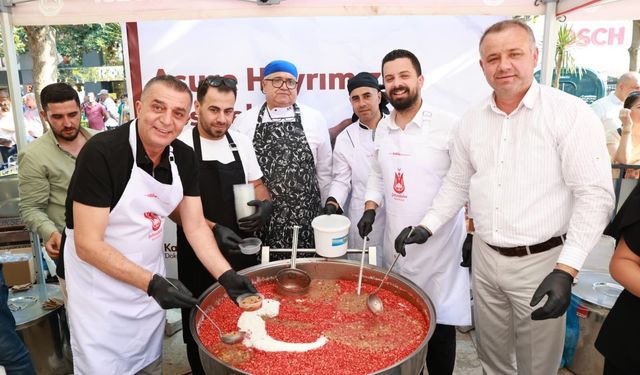 Başkan Şimşek Manisalılara aşure dağıttı