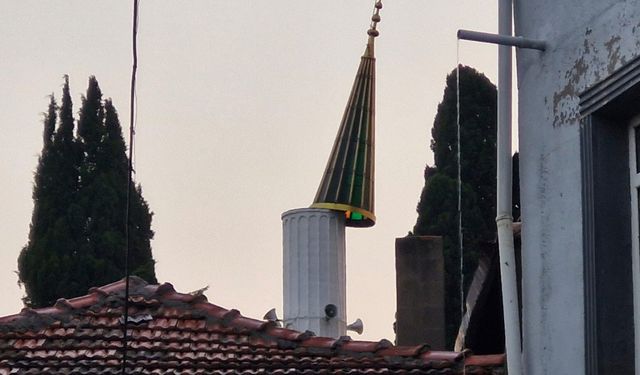 Kırkağaç'ta fırtına hayatı felç etti