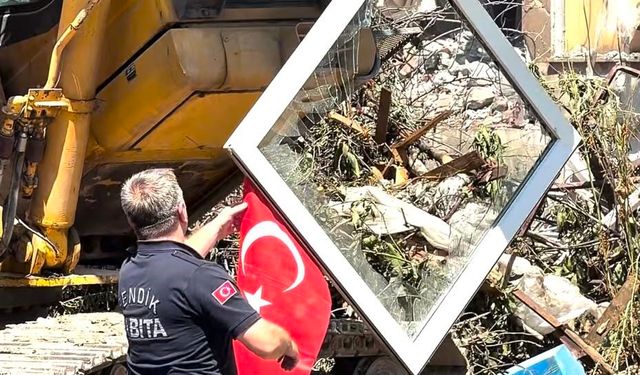 Kepçe operatörü Türk Bayrağı için çalışmayı durdurdu