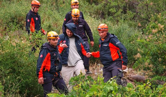 Kayalık alanda mahsur kalan Manisalı genç, AFAD'ın yoğun uğraşları sonucu kurtarıldı