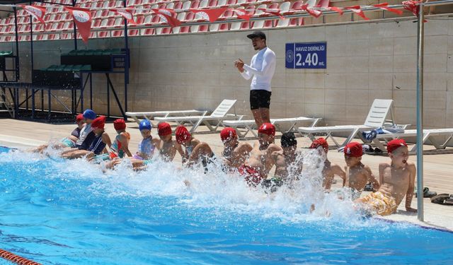 Şehzadeler'de yüzme kursları kapılarını açtı