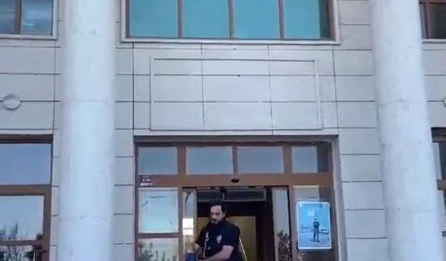 D*hşete düşüren görüntü: Karısını evlatlarının gözü önünde b*çakla yere yatırıp hunharca dövdü