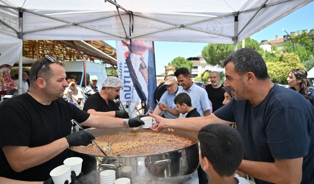 Manisa Büyükşehir’den Alaybey ve Laleli pazarlarında aşure ikramı