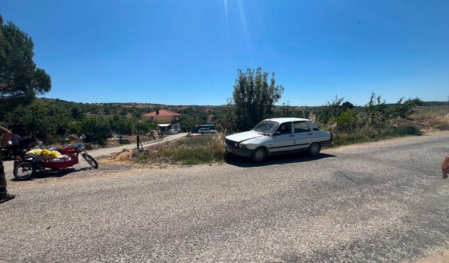 Manisa'da motosiklet otomobile çarptı: 2 yaralı