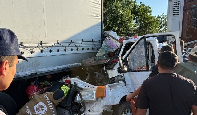 Manisa'da kamyonet tıra ok gibi girdi: 1’i ağır 2 yaralı