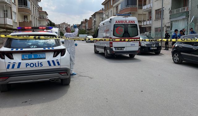 Üvey annesi ile kız kardeşinin boğazını keserek öldürdü