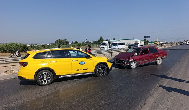 Alkollü sürücü önce bariyerlere, ardından seyir halindeki taksiye çarptı