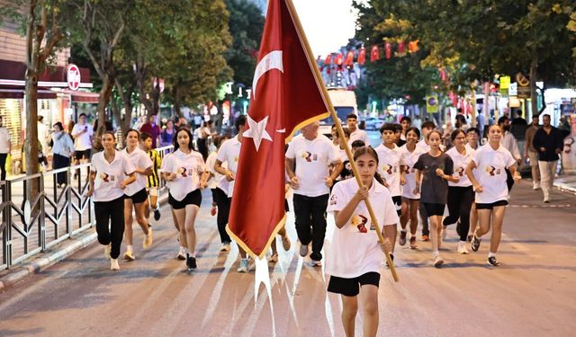 Ay yıldızlı sancak Manisa sokaklarında elden ele taşındı