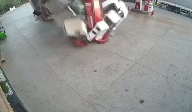 Kömür yüklü tır benzinliğe böyle daldı...Markette alışveriş yapan 2 çocuk babası hayatını kaybetti