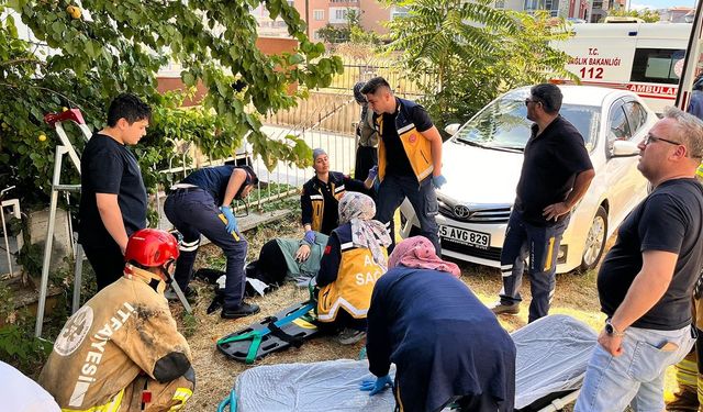 Ağaçtan düşen kadının bacağı demir korkuluğa saplandı