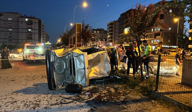 Yayalara çarpan otomobil takla atarak otoparka daldı: 1’i ağır 3 yaralı