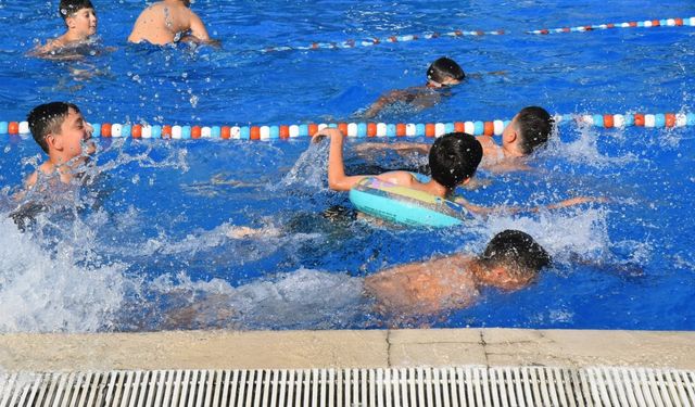 Yunusemreli çocuklar havuzun keyfini çıkardı
