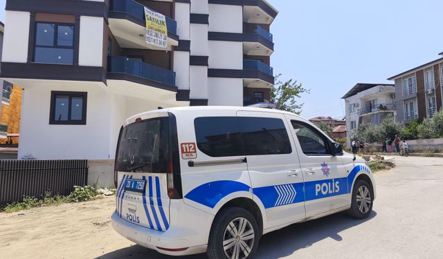 Takılmayan cam korkuluk boşluğundan aşağıya düşen çocuk yaralandı