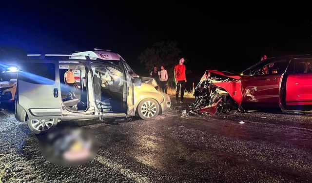 Afyonkarahisar'da araçlar kafa kafaya çarpıştı: 2 ölü, 4 yaralı